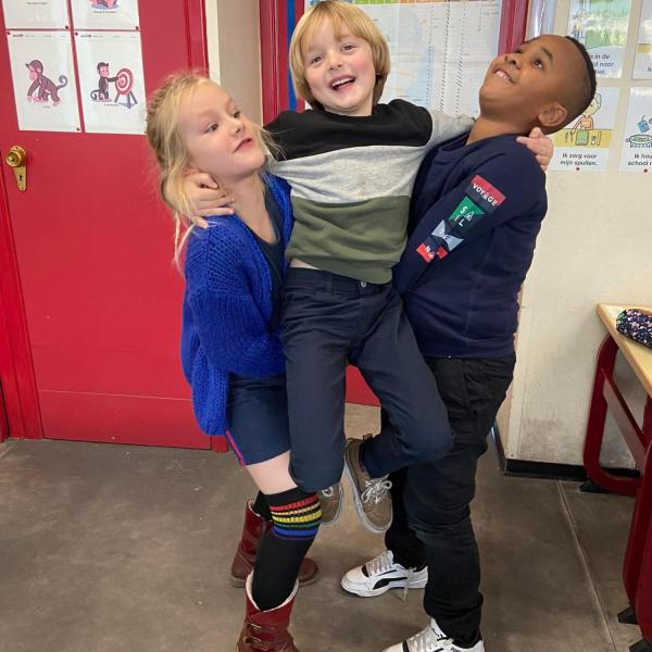 op handen gedragen